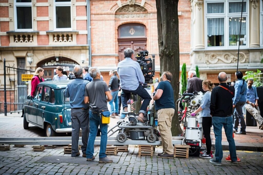 IL PRODUTTORE GUARDA IL SET CINEMATOGRAFICO